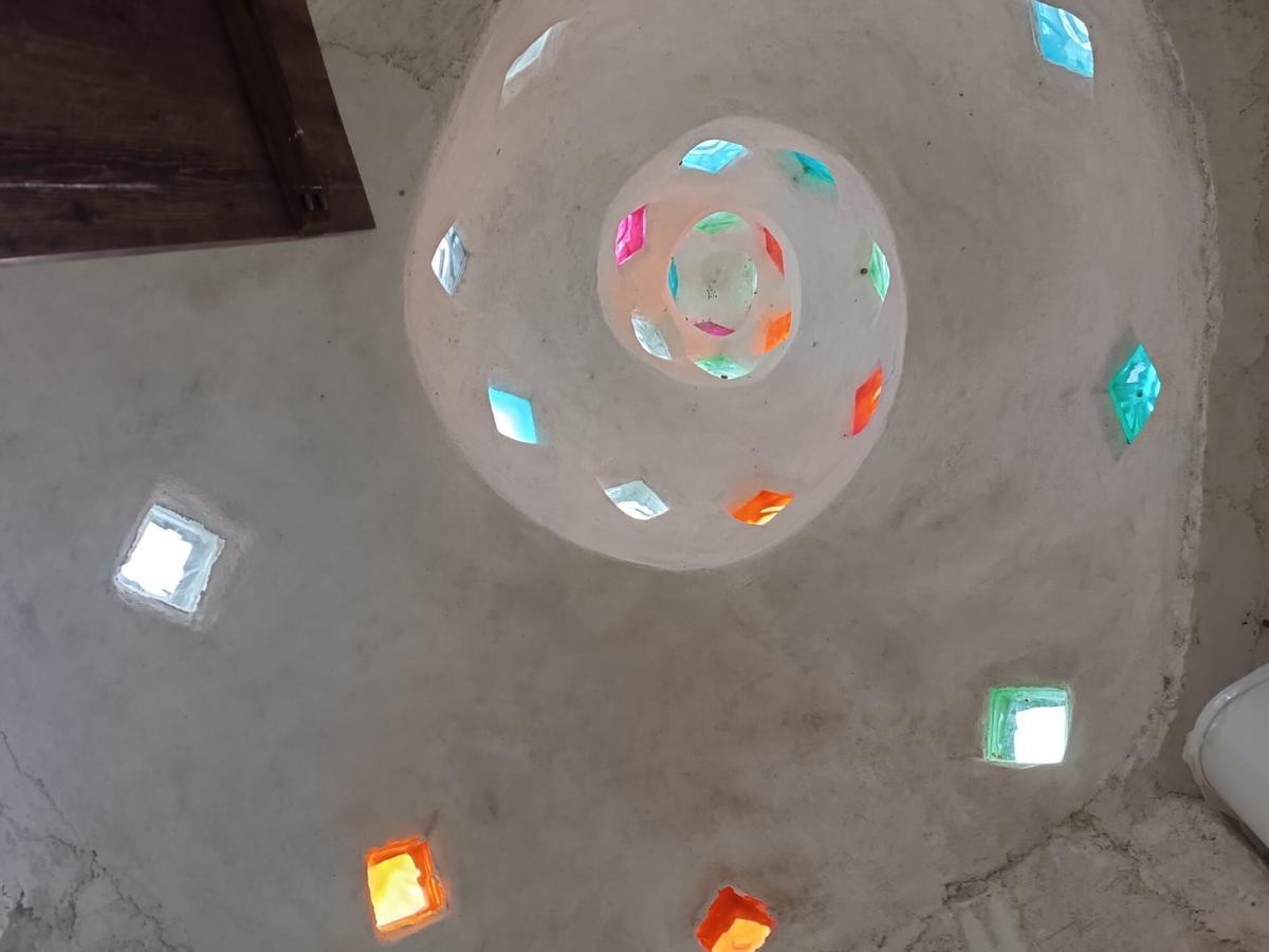 Los cristales de colores del interior de la cúpula de la Casa Caracola, en O Grove.