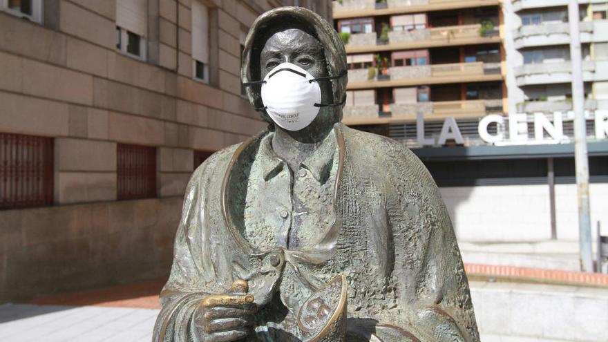 Estatua de la castañera de Ourense con mascarilla // Iñaki Osorio