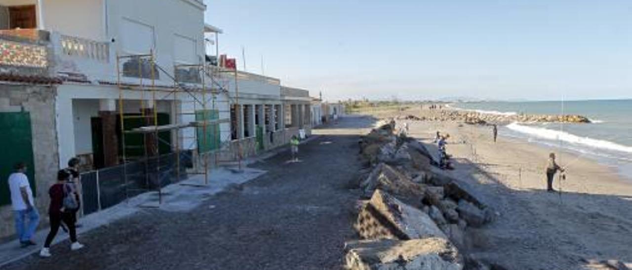 La zona de Casas del Queralt cuenta ahora con una pequeña playa, tras las obras de Costas.