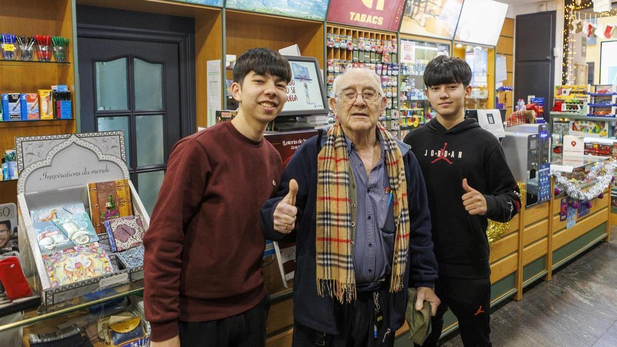 Els germans Gil i Àngel Babià, de l'estanc Sant Pere de Monistrol, amb el seu avi i primera generació de negoci
