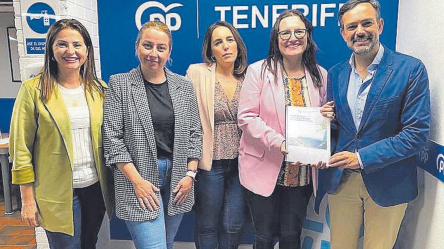 Lope Afonso con representantes del Colegio de Trabajadores Sociales. | | E.D.