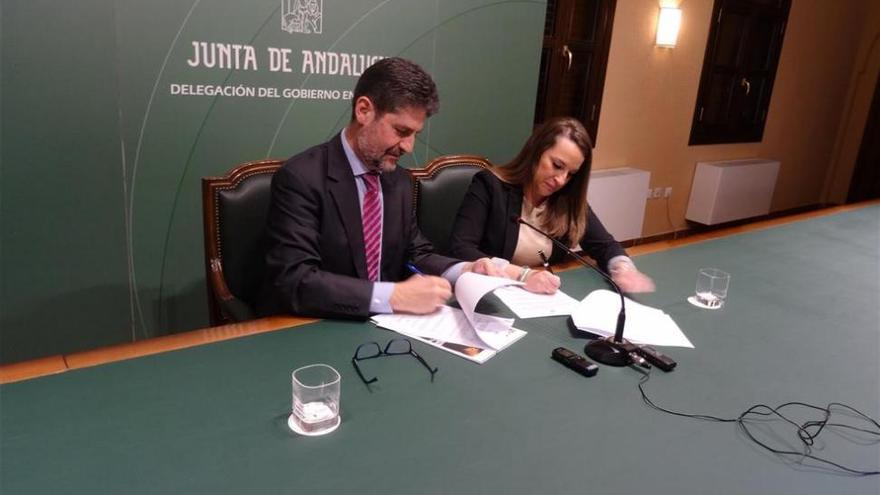 La Junta y Cajasur renuevan su acuerdo para actos culturales y formativos en colegios