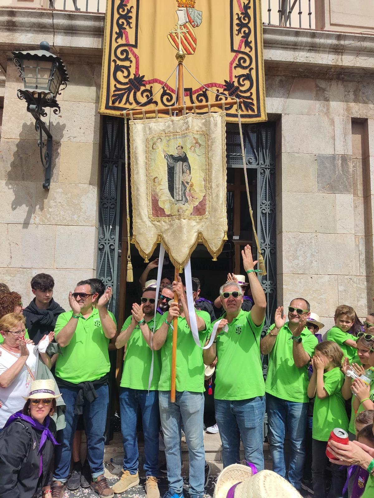 Los clavarios de la Quinta del 98 (arriba) y el acto de presentación del documental.