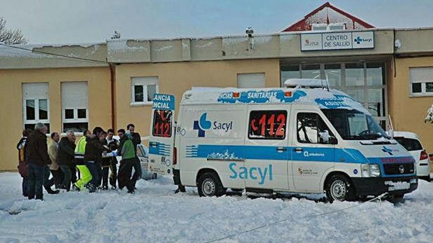 La ambulancia del centro de salud de Alcañices en la evacuación de una persona herida.