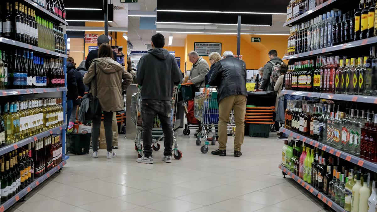 Archivo - Personas en un supermercado