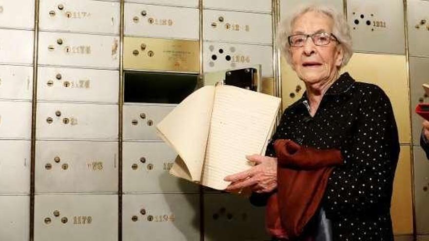 Ida Vitale, con un manuscrito de José Bergamín. // Ballesteros