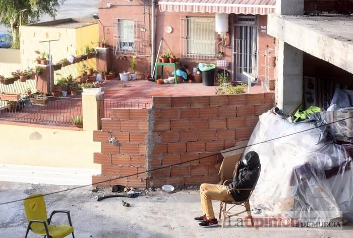 Tensión en San Pío X durante el desalojo de okupas en un edificio abandonado