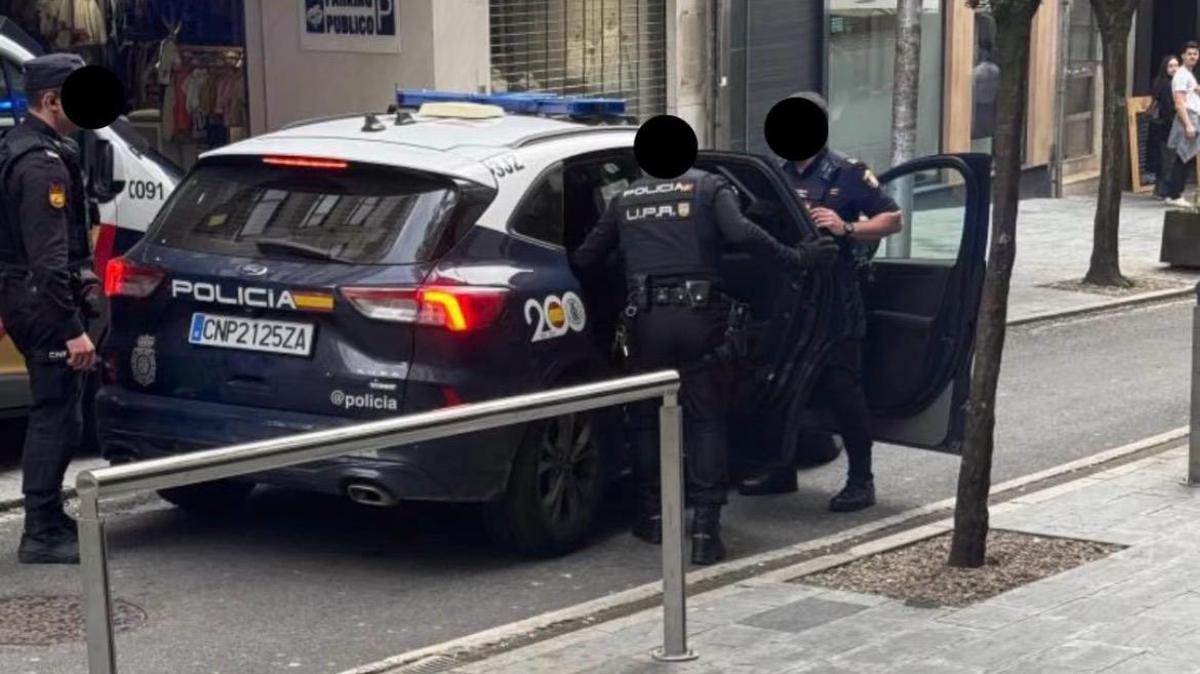 Traslado de uno de los detenidos en el narcopiso de la calle Alfredo Brañas, en Santiago