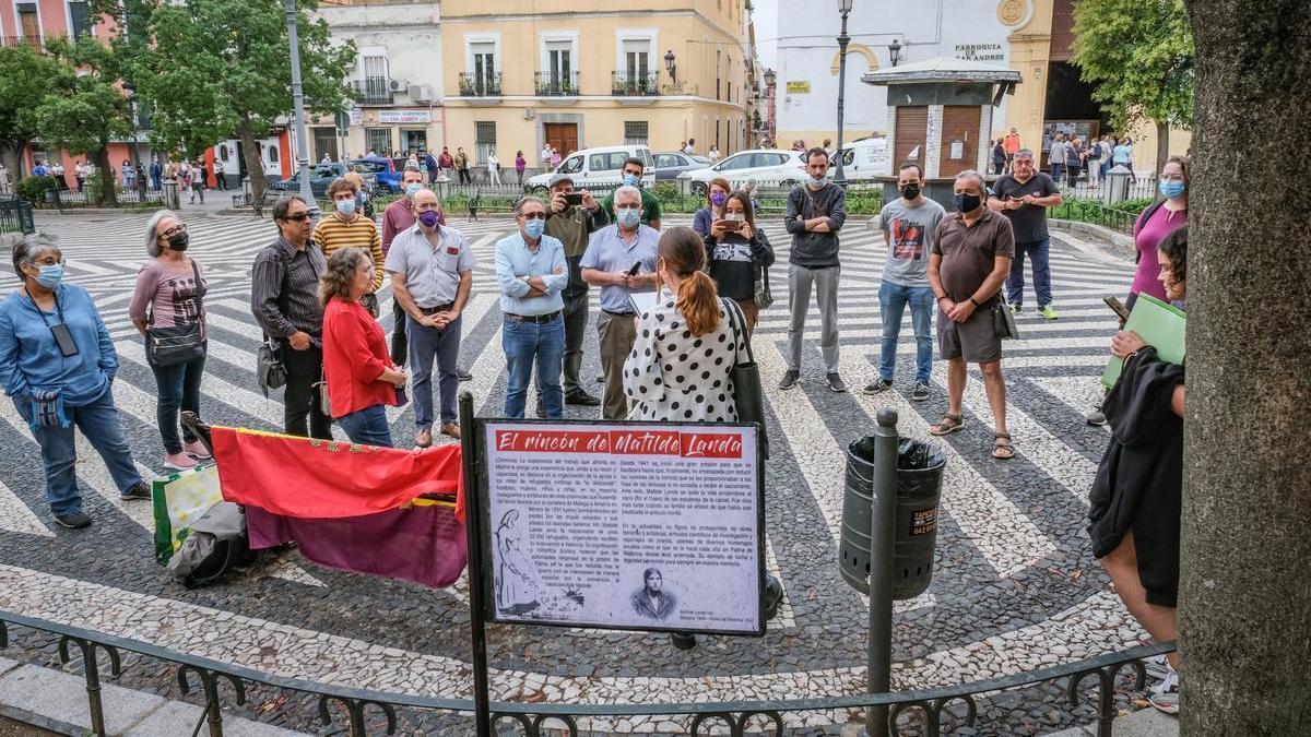 Una veintena de personas asistió ayer al descubrimiento de la placa en honor a Matilde Landa.