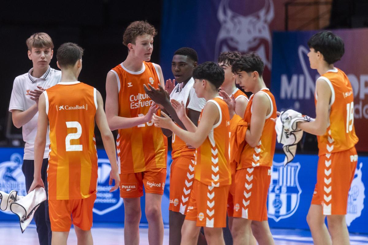 Los jugadores de Valencia Basket celebran su victoria ante Unicaja en el estreno de la Minicopa Endesa 2026