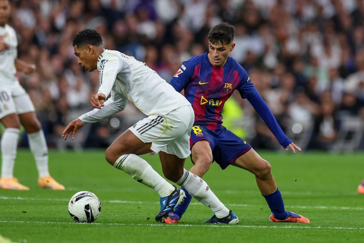 Jude Bellingham y Pedri, en una acción del clásico.