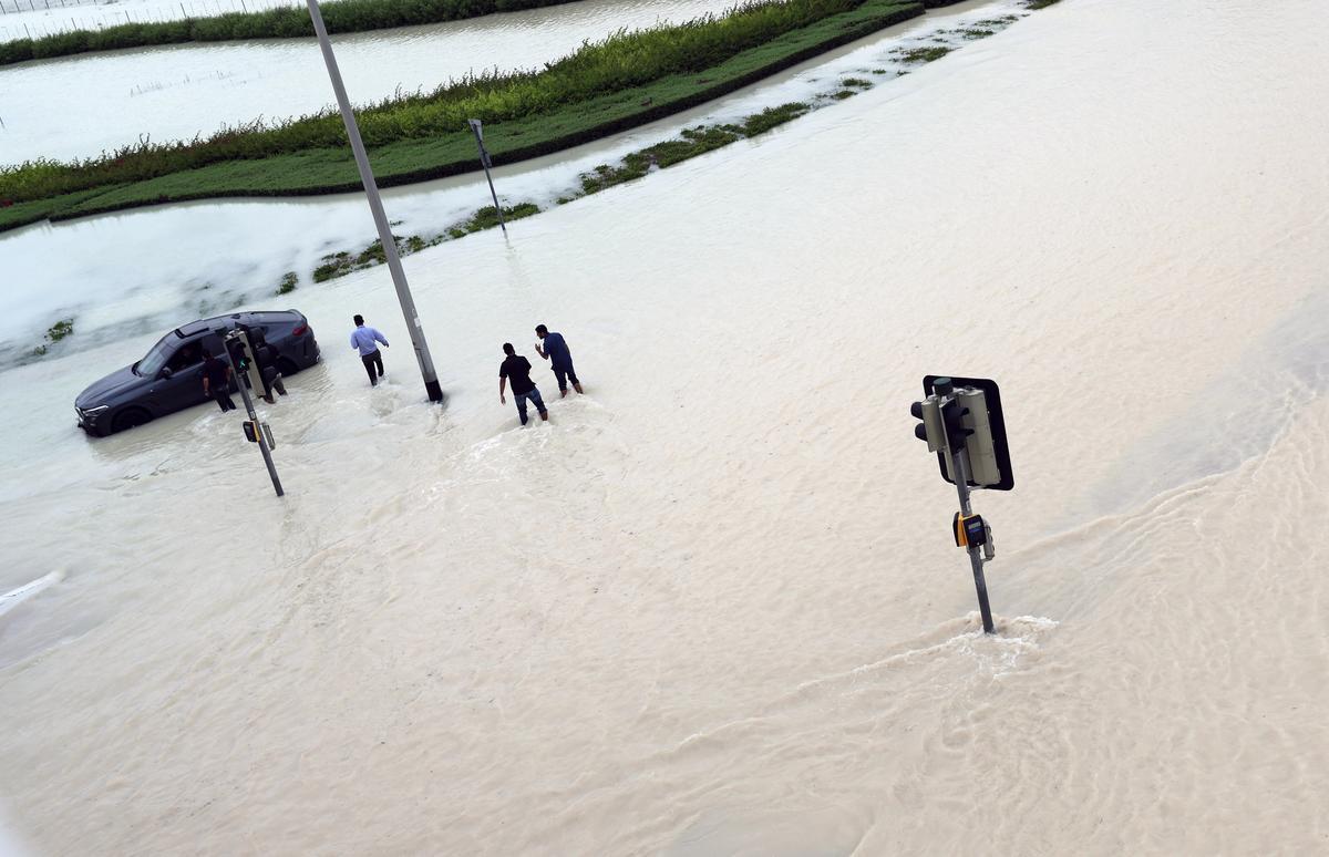 Un temporal inunda Dubái y paraliza carreteras y aeropuertos.