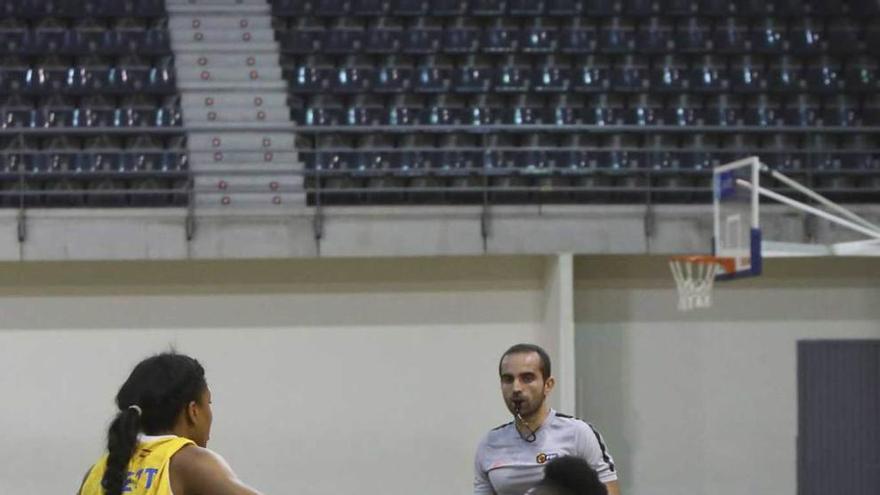 Rudian conduce el balón durante el partido de ayer.