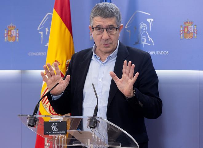El portavoz del PSOE en el Congreso, Patxi López, durante una rueda de prensa posterior a la Junta de Portavoces, en el Congreso de los Diputados, a 18 de junio de 2024, en Madrid (España).