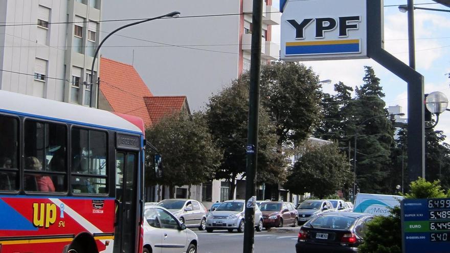 Una gasolinera de YPF en una calle de Buenos Aires.