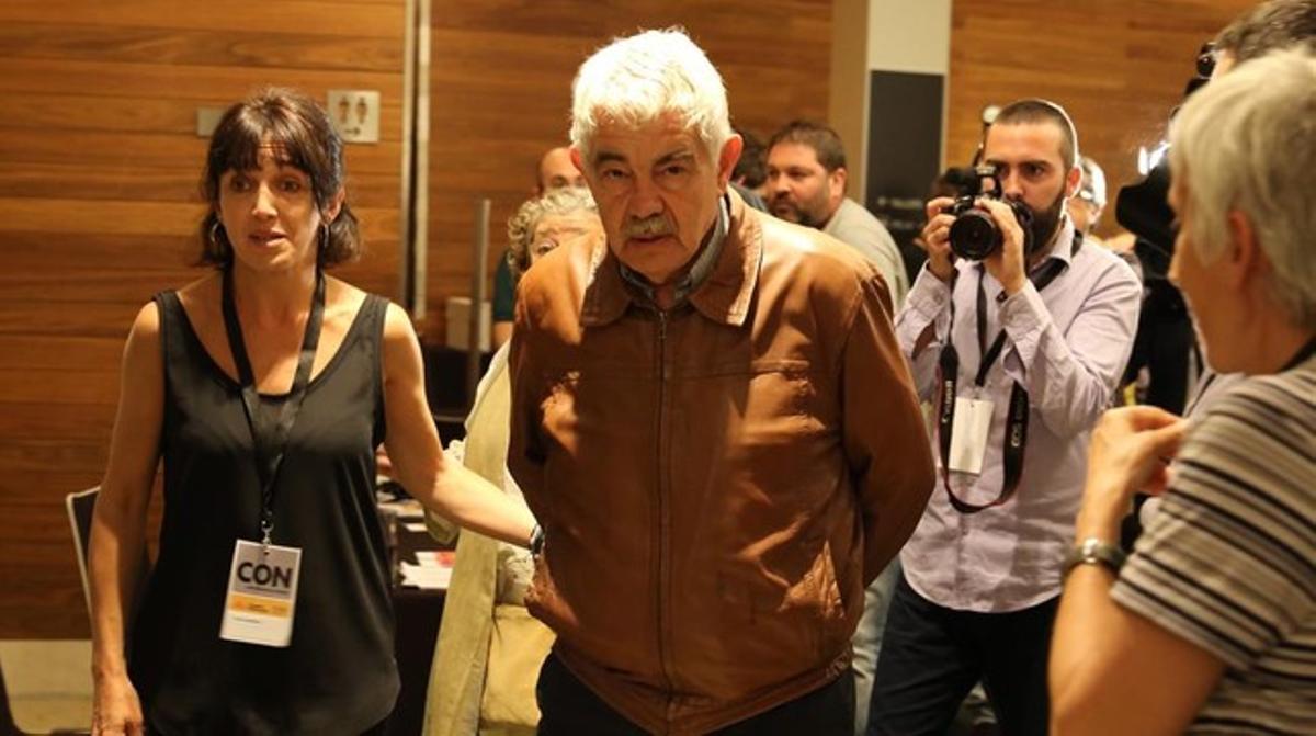 Pasqual Maragall arriba a l’Hotel Catalonia Rambles, seu de la nit electoral d’ERC. Pasqual Maragall arriba a l’Hotel Catalonia Rambles, seu de la nit electoral d’ERC.