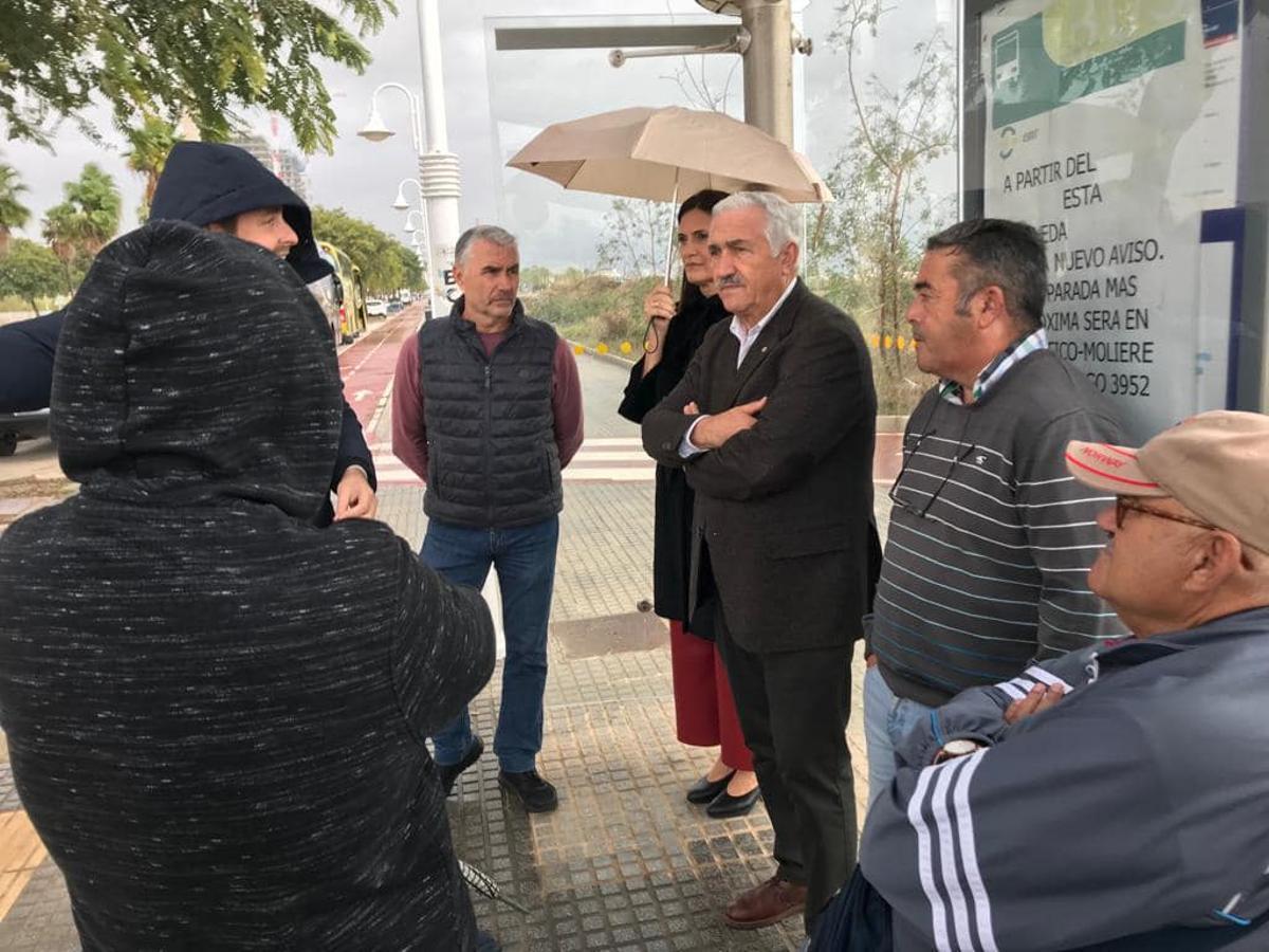 Reunión de los concejales de Movilidad y el Distrito de Carretera de Cádiz con los vecinos de Sacaba.