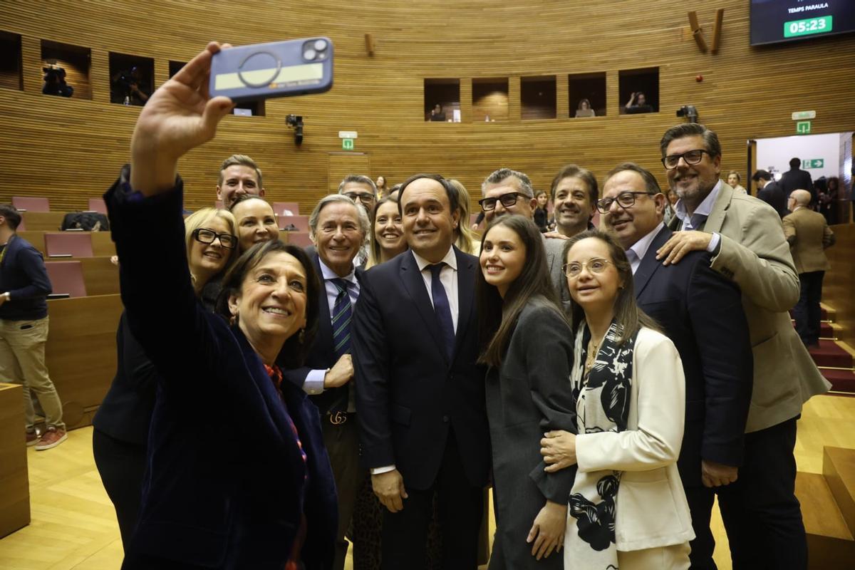 Llorca posa con varios diputados del PPCV tras ser investido 'president'.