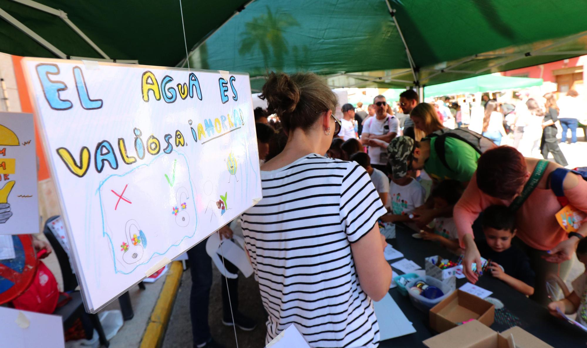 Miles de niños y sus familias viven la fiesta por la lengua en les trobades de Rafelbunyol y Almenara