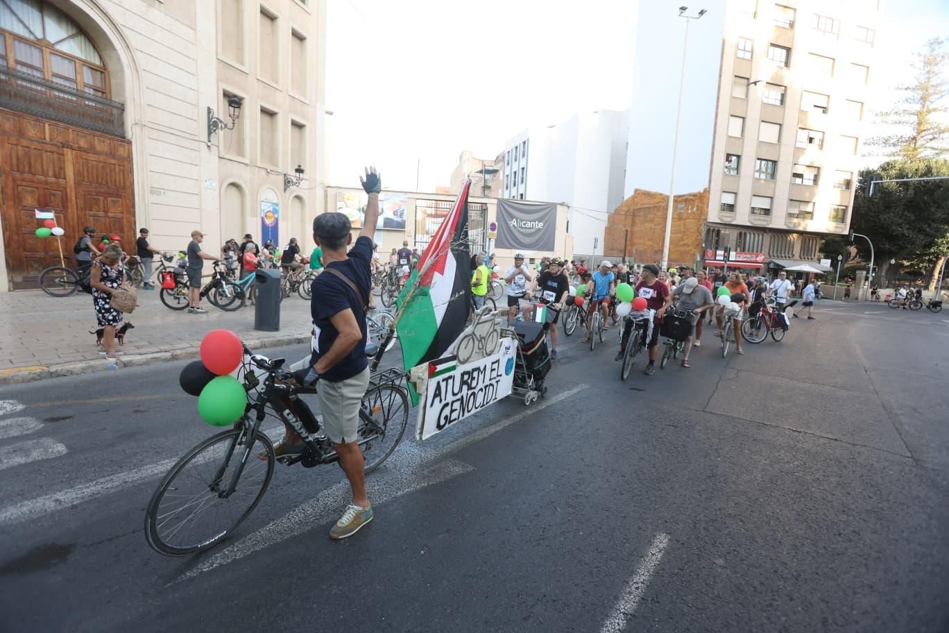 La revuelta ciclista en Alicante por Palestina, en imágenes