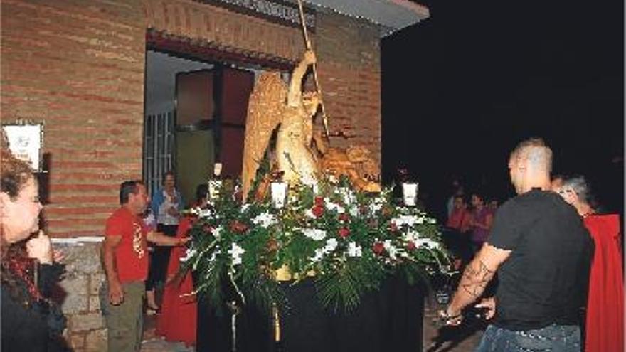 La talla de San Miguel sale de la Iglesia de la Virgen de la Fuensanta, ayer.