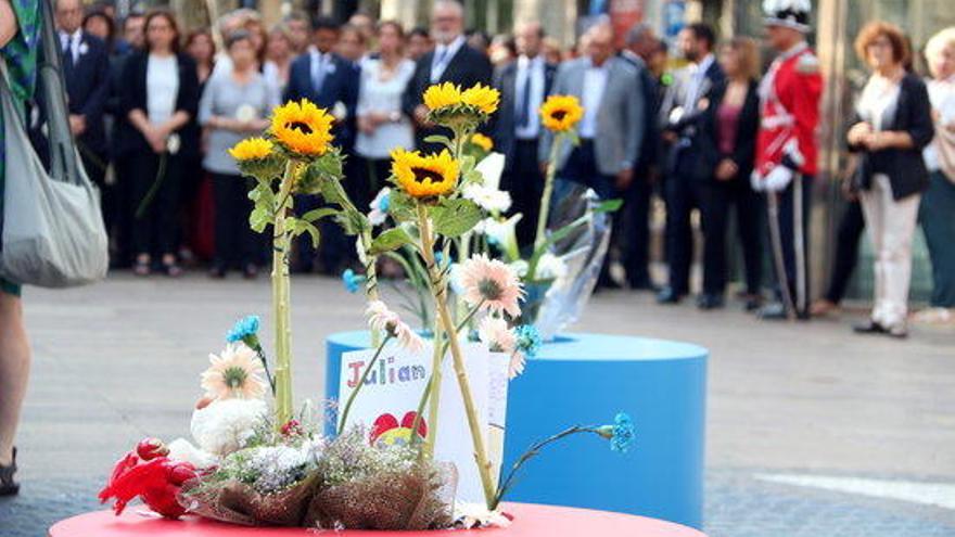 Les flors que han deixat les víctimes dels atemptats del 17-A al mosaic de Joan Miró