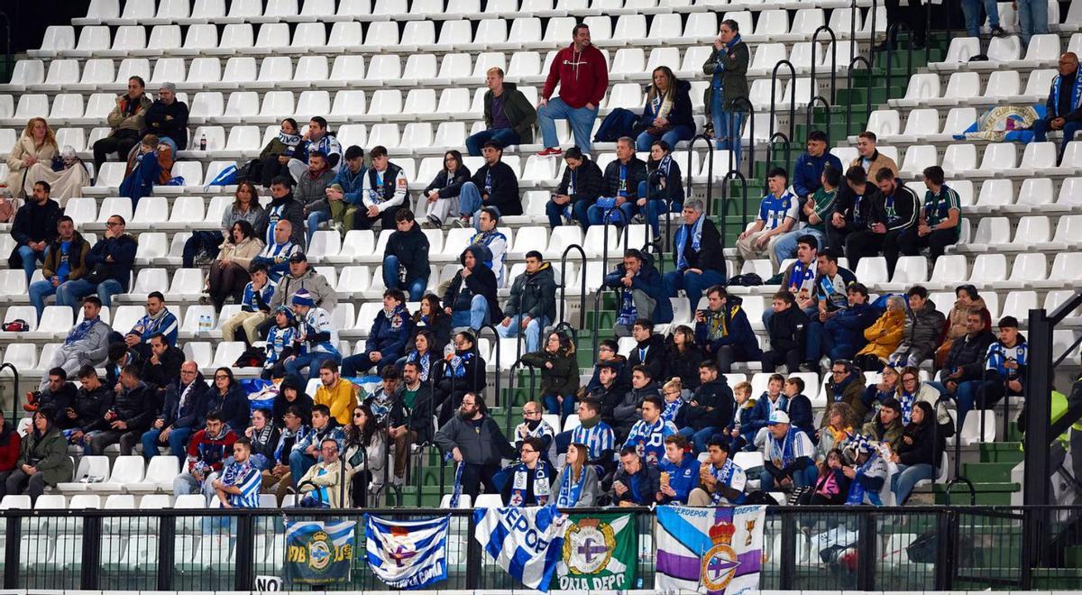 Ni los lunes arredran a los seguidores deportivistas. Los partidos fuera del fin de semana no animan a la afición local y mucho menos a la visitante. Aun así, los seguidores del Deportivo cruzaron la península para estar en la grada de Castalia con su equipo. No fueron los que habría habido un sábado o un domingo, pero se pudo ver a un par de centenares de blanquiazules con nueve peñas representadas.