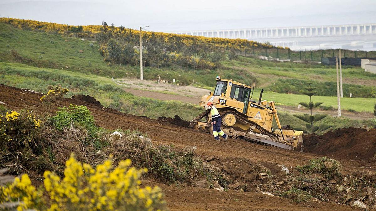 Una excavadora desbroza el terreno para instalar el poliducto de Repsol.  | // LA OPINIÓN