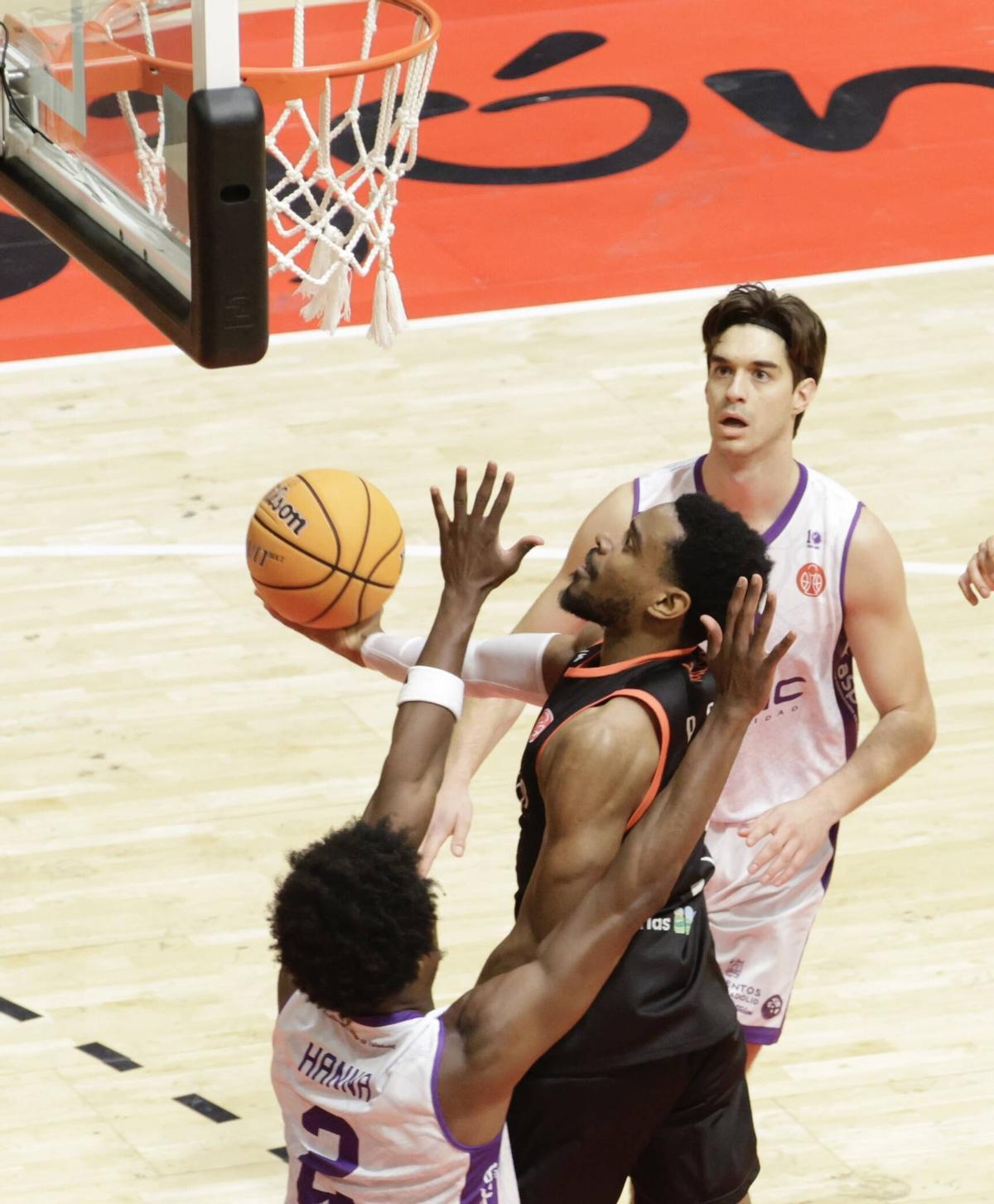 Pierre intenta anotar cerca de la canasta.