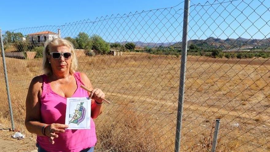 Carmela Fernández, con el proyecto vecinal de plaza pública.