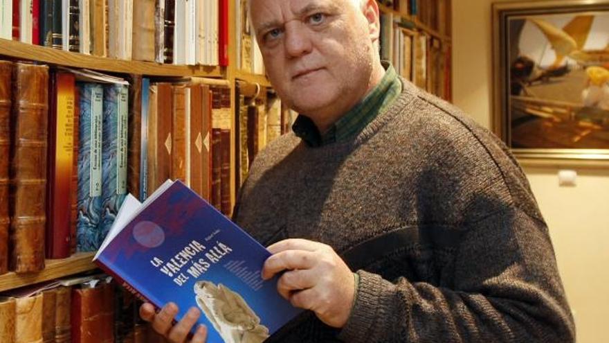 Rafael Solaz lee su libro sobre la Valencia mágica.