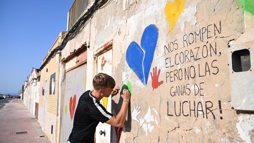 Los vecinos de Babilonia en Guardamar pintan corazones rotos para protestar contra los derribos de sus casas