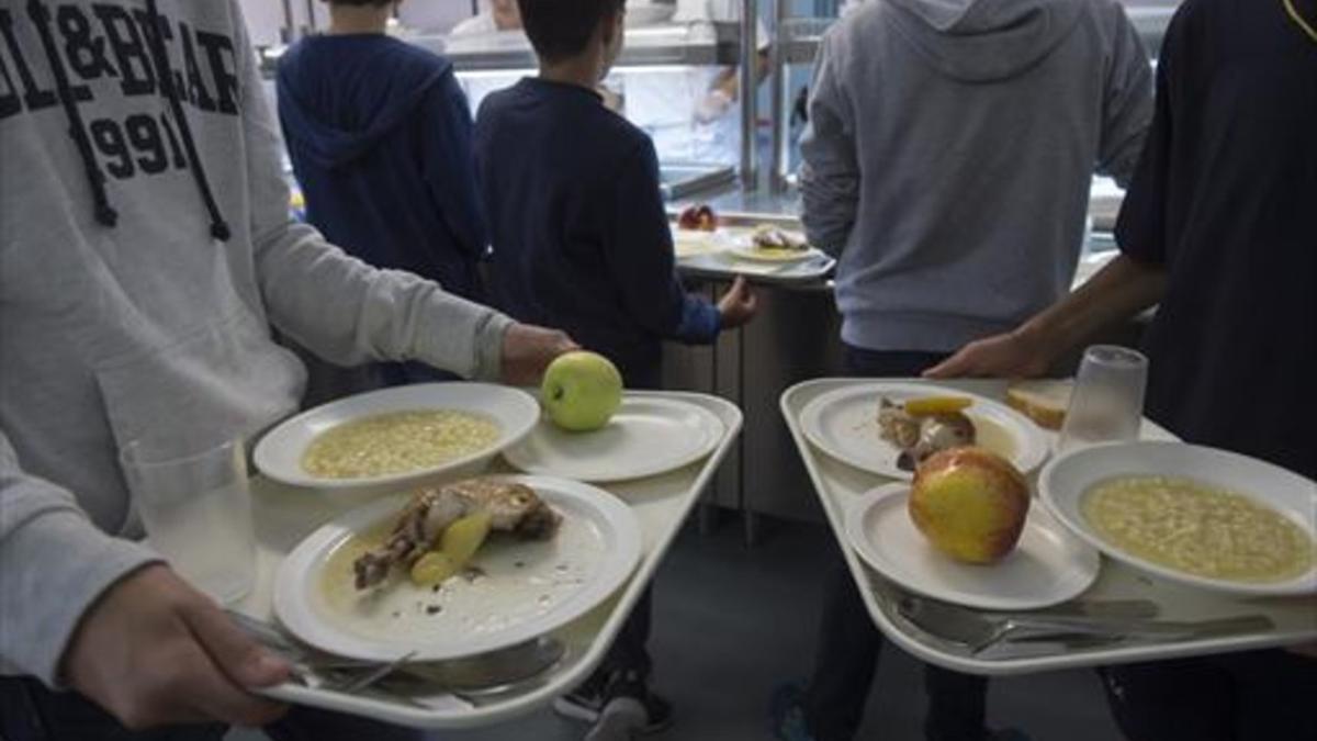 Reparto de menús en un comedor escolar.