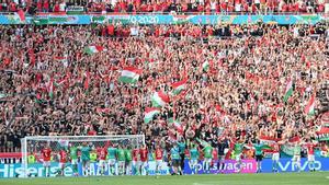 Los jugadores de la selección de Hungría se dirigen a sus fans tras el encuentro disputado entre Hungría y Francia en el Puskas Arena de Budapest.