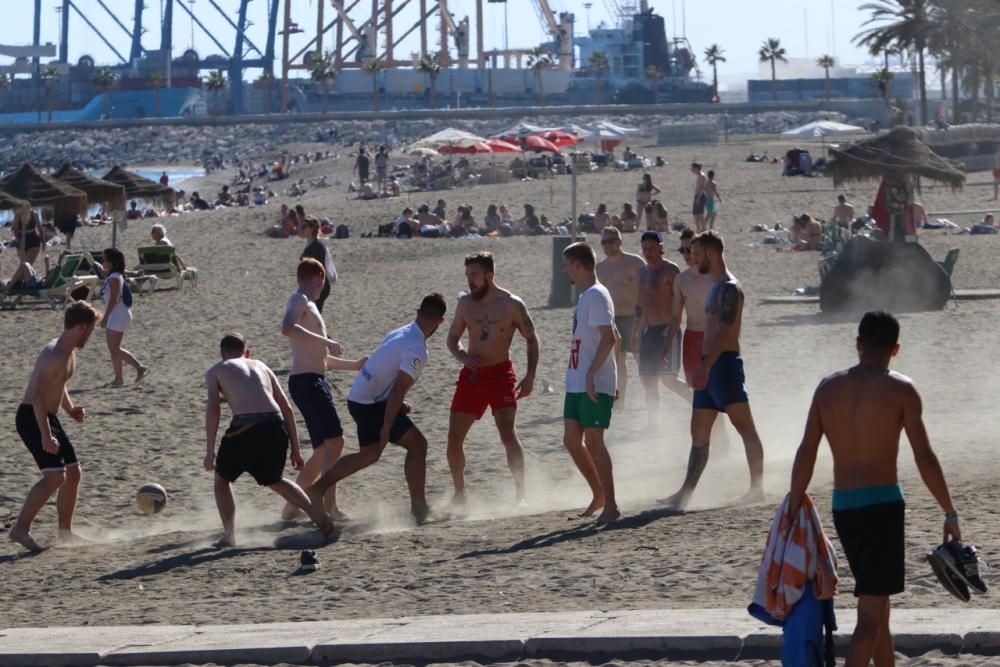 La subida de las temperaturas de los últimos días, que tendrá el sábado sus máximas, ha llevado a muchos malagueños a las playas de la capital.