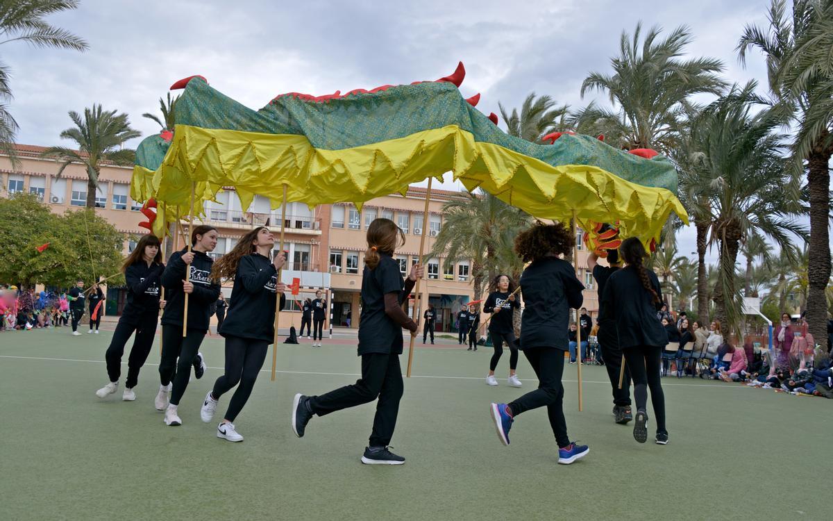 Los alumnos del instituto bailan con el dragón.