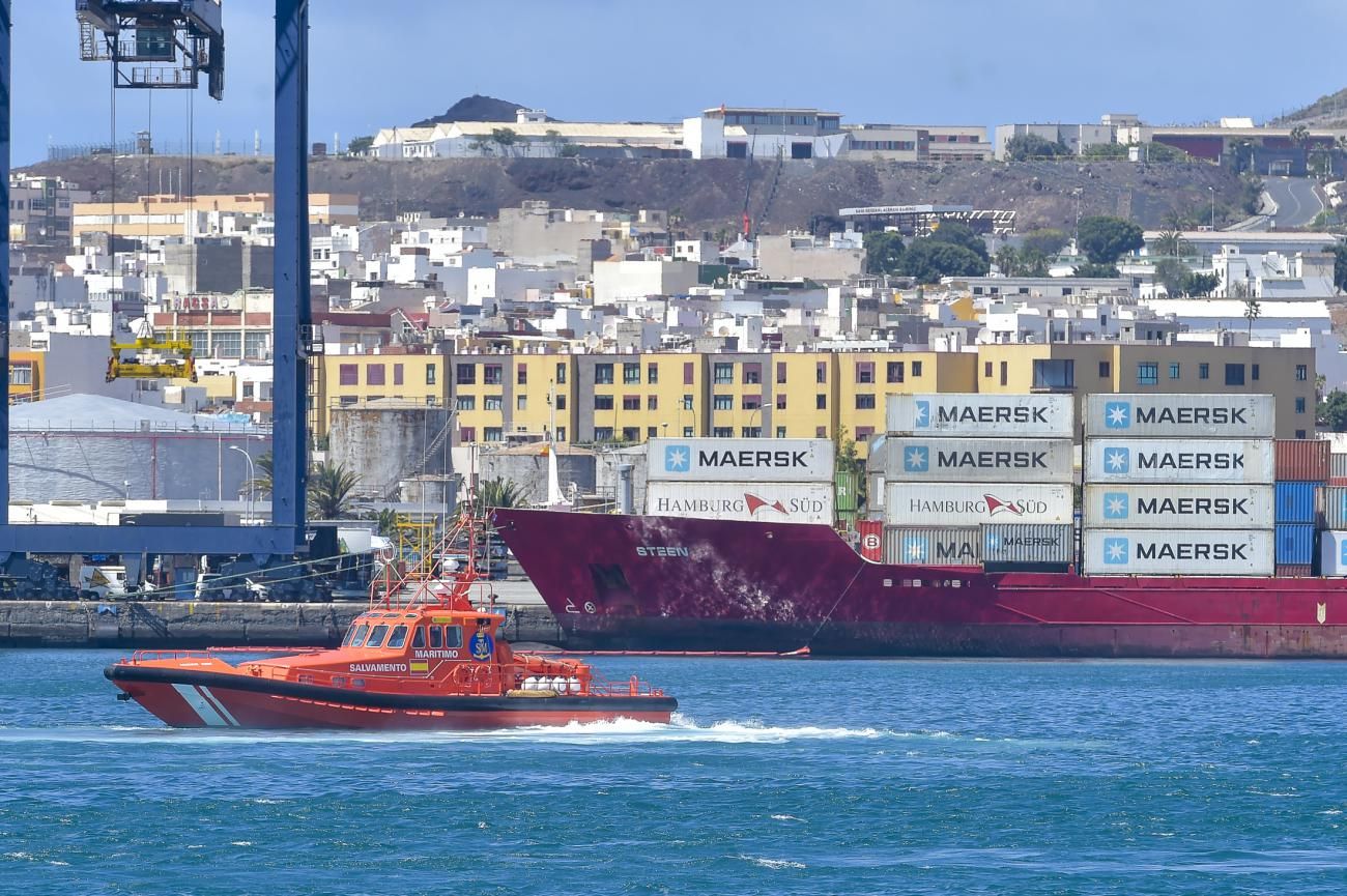 Un portacontenedores provoca un vertido de 2.000 litros de fuel en el Puerto