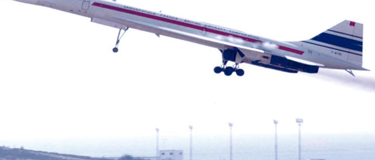 El prototipo de Concorde despegando del aeropuerto de Gran Canaria para iniciar el seguimiento del eclipse.