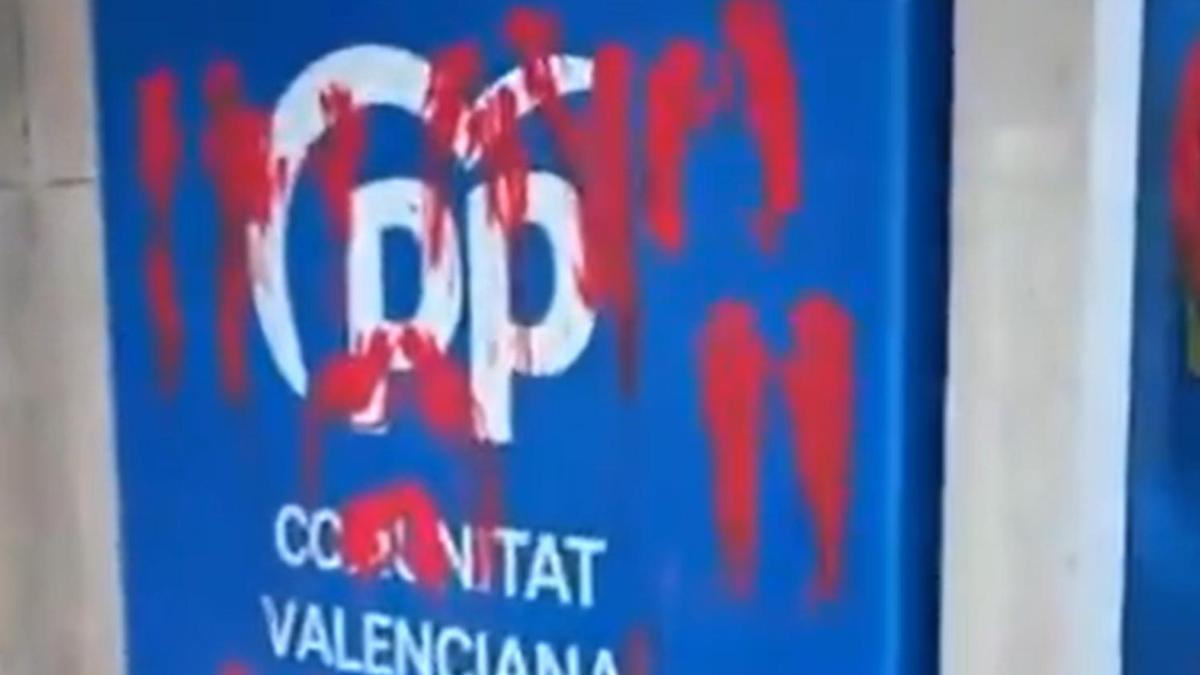 Vandalizan la sede de València en PP con pintadas de Arran