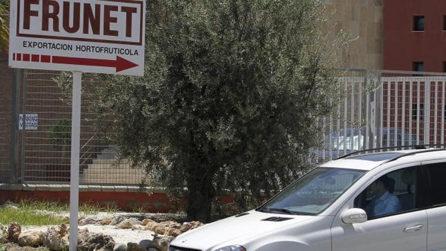 El gerente de la empresa malagueña de productos agrícolas Frunet, Antonio Lavao, sale en automóvil de las instalaciones de esta empresa que ha presentado hoy una demanda contra las autoridades sanitarias de la ciudad-estado alemana de Hamburgo para exigir el pago de daños y perjuicios por la llamada crisis de los pepinos como consecuencia del brote infeccioso de la bacteria &quot;E. coli&quot;.