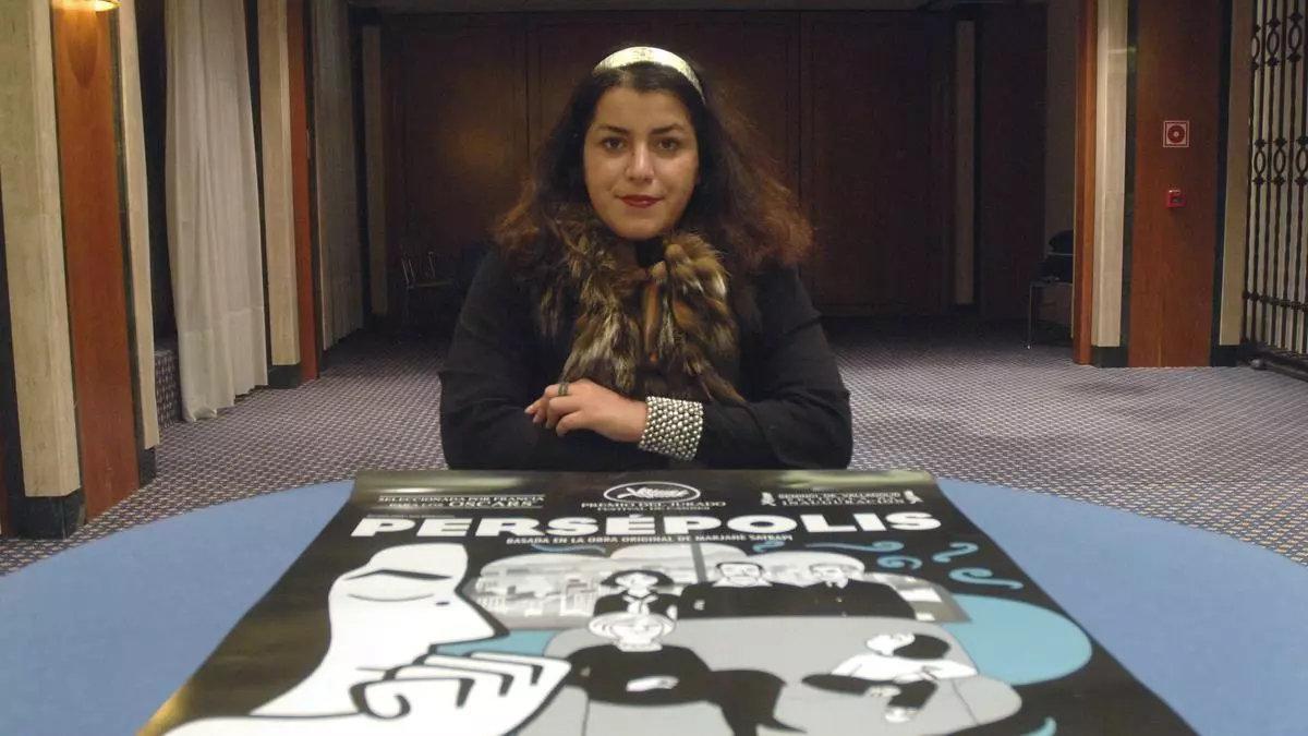 Marjane Satrapi, junto al cartel de su película de animación 'Persépolis', basada en su cómic autobiográfico.