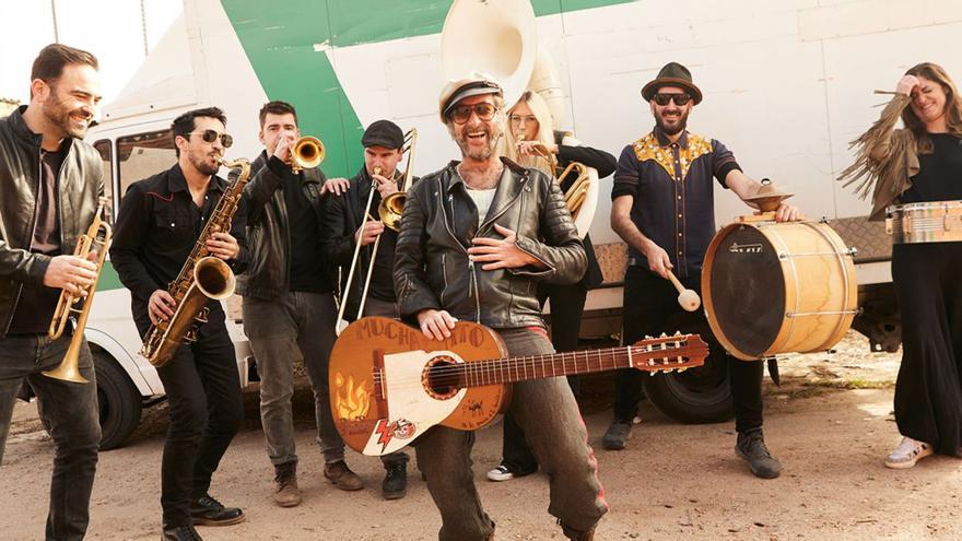 El músico catalán Jairo Perera, Muchachito, y el resto de los miembros de Bombo Infierno, uno de los grupos que participará en el festival de Arzúa.  | FOTO: FEIRA DO QUEIXO
