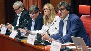 Rosa Romà, en la comisión del Parlament, con Sigfrid Gras y Jordi Borda a su derecha.