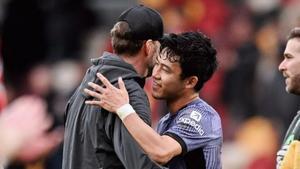 Jürgen Klopp abraza a Wataru Endo