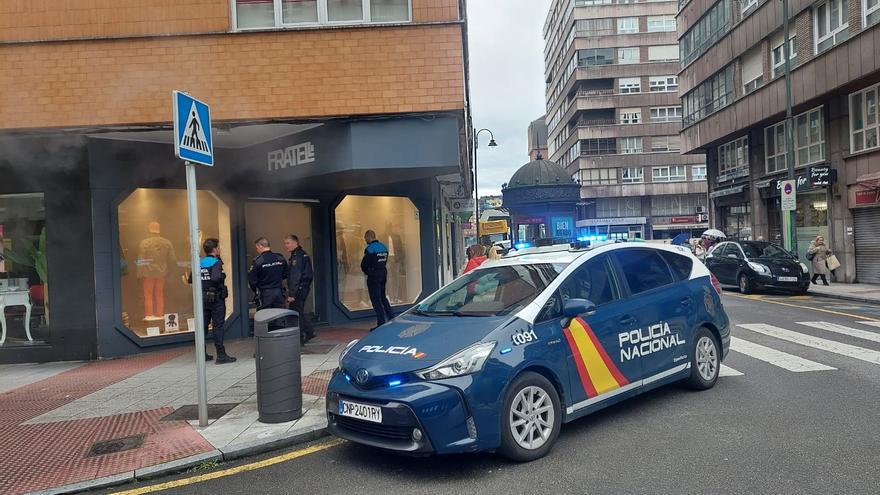 El sistema de alarma frustra el intento de robo a plena luz del día de una tienda de ropa de Avilés