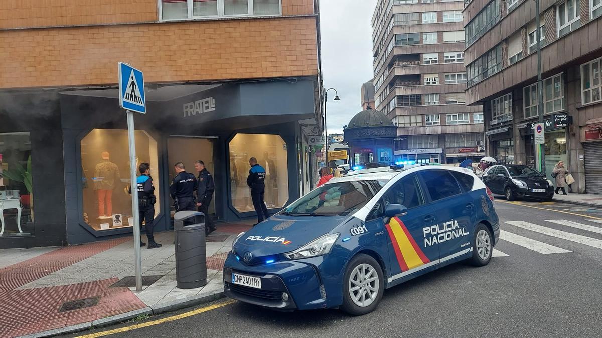 Varios agentes de Policía, delante de la tienda donde intentaron robar.