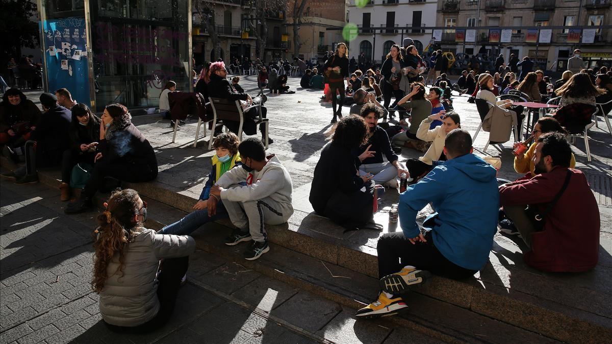 BARCELONA 23 01 2021 Barcelona Terrazas y plaza llenas en la hora del vermut  en la Pca   del sol del barrio de Gracia  La gente aprovecha al maximo el reducido horario de servicio de los bares  por el confinamiento del covid-19  que va de 13h a 15h30    FOTO de RICARD CUGAT