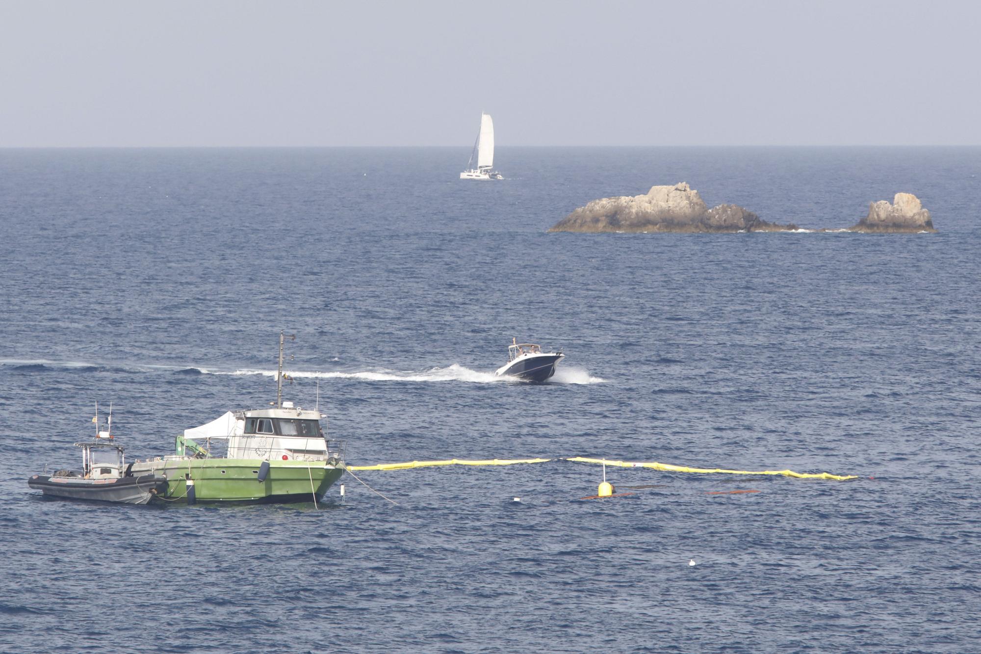 Labores de reflotamiento del yate hundido en Ibiza