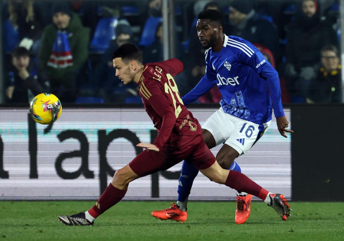 Enzo Le Fee, del Roma, en acción contra Alieu Fadera, del Como, durante el partido de fútbol de la Serie A italiana entre el Como 1907 y el AS Roma, en Como.