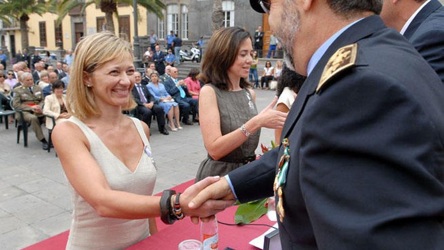 Victoria Rosell, en primer término, recibe una condecoración de la Policía Local por su labor de juez en 2008